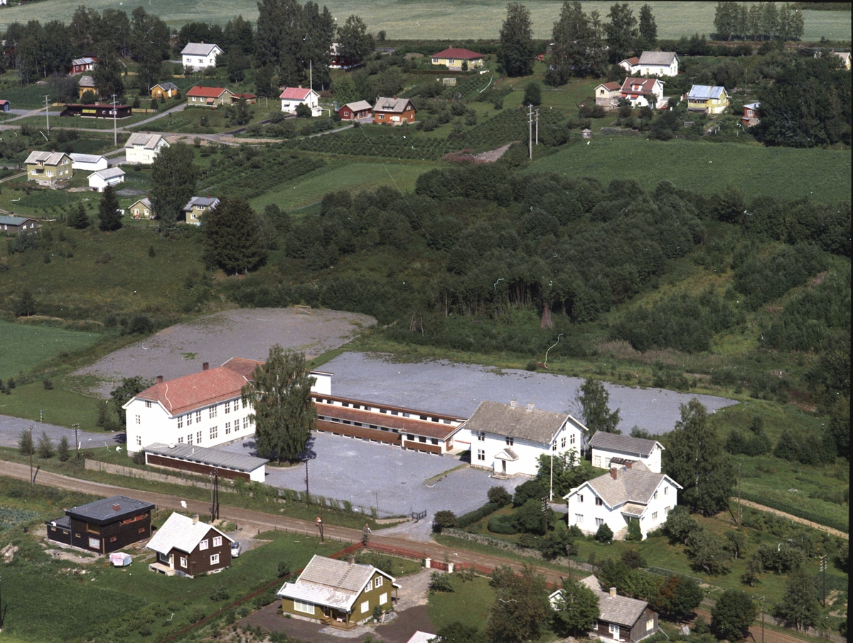 Widerøes Flyveselskap A/S, Flyfoto av Mørkved skole, Kongsvegen, Brumunddal.