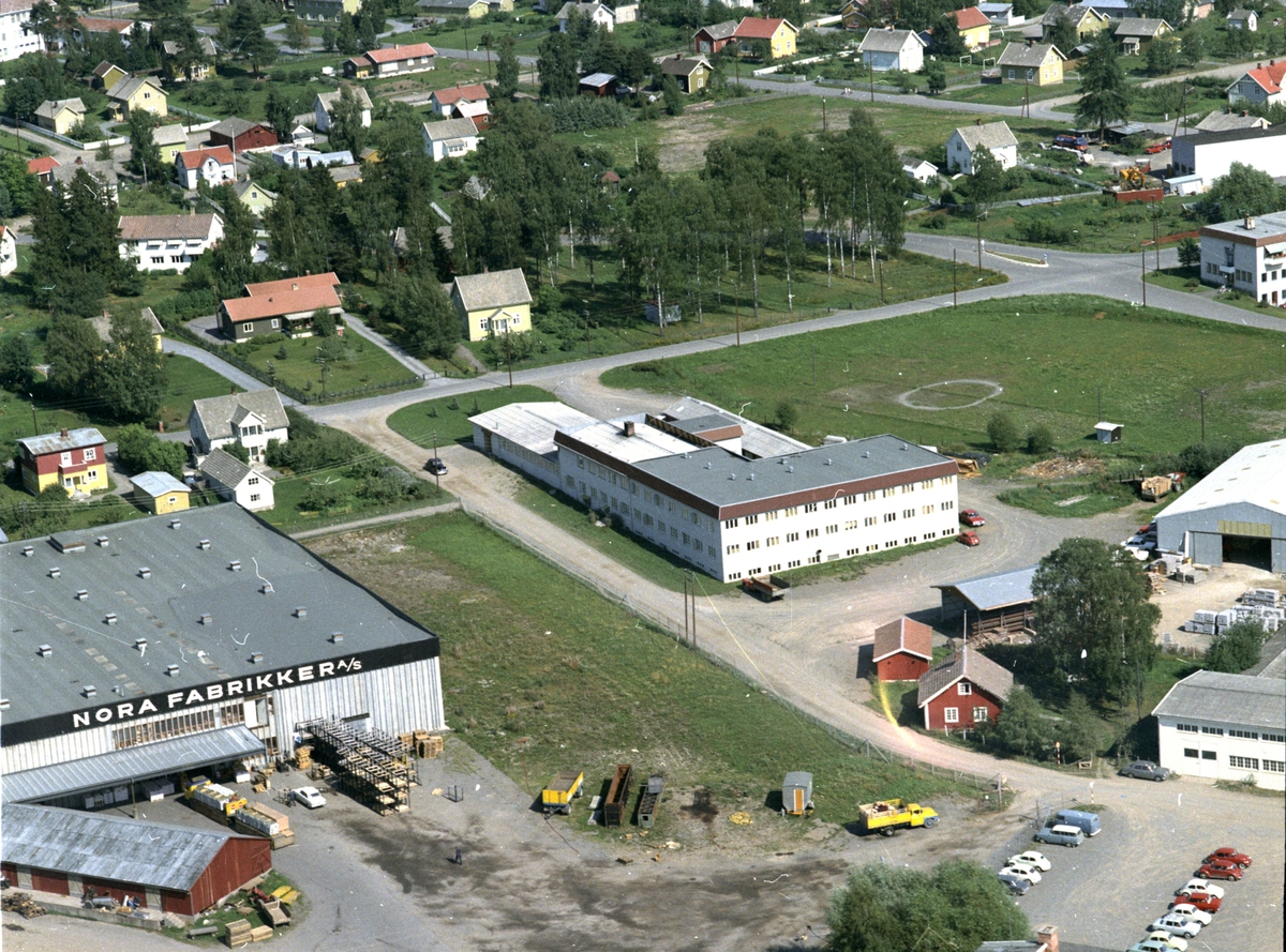 Widerøes Flyveselskap A/S, Flyfoto, Harby og Sandberg møbel og radiokassefabrikk, Brumunddal, Ringsaker.