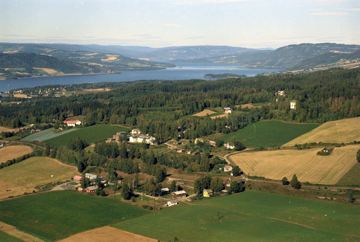 Widerøes Flyveselskap A/S, Flyfoto, bebyggelse ved Ringsaker Folkehøgskole, Mjøsa, Biri, Ring i bakgrunnen.