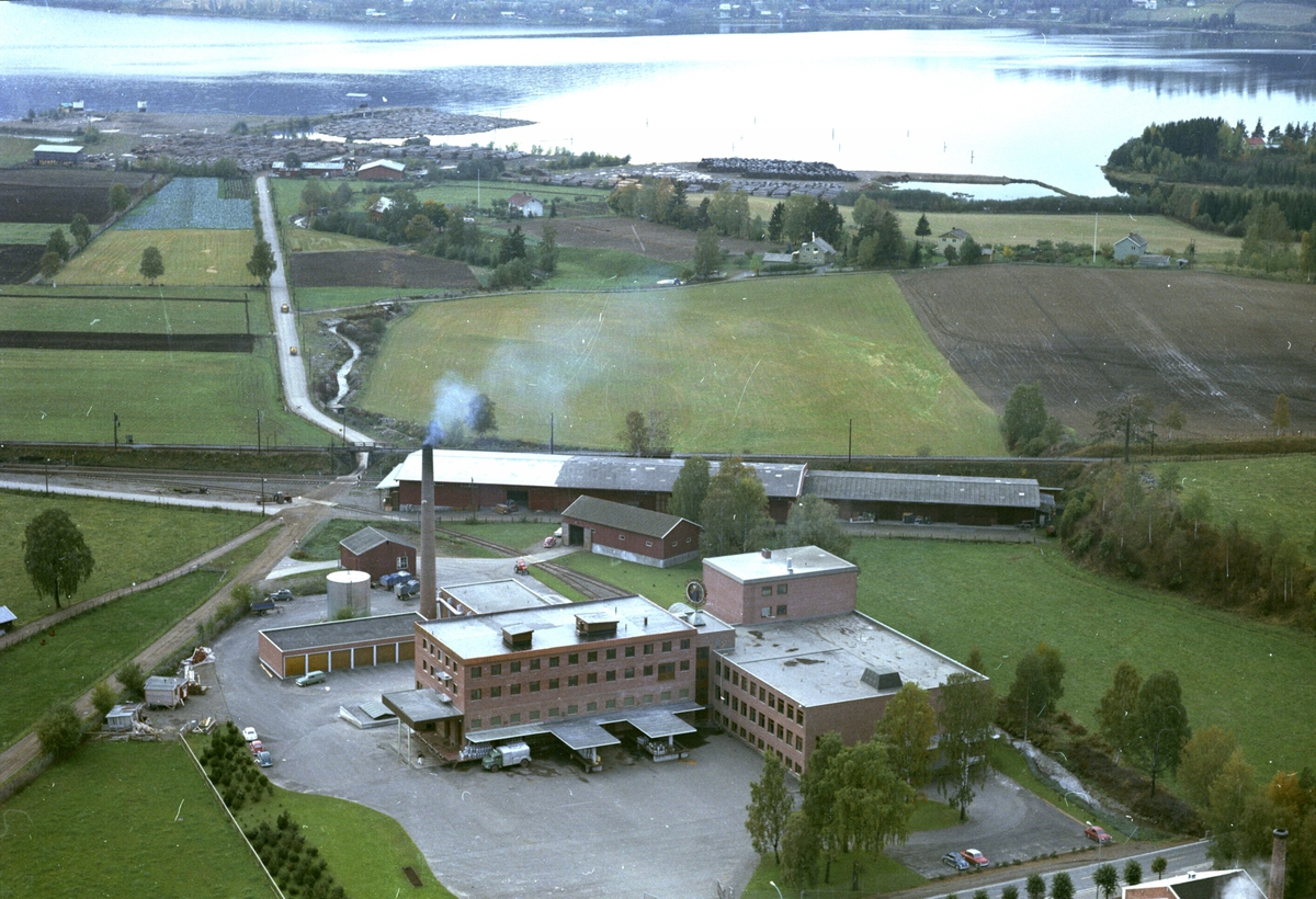 Widerøes Flyveselskap A/S, Flyfoto, Hedmark tørrmelk, Brumunddal, Ringsaker.