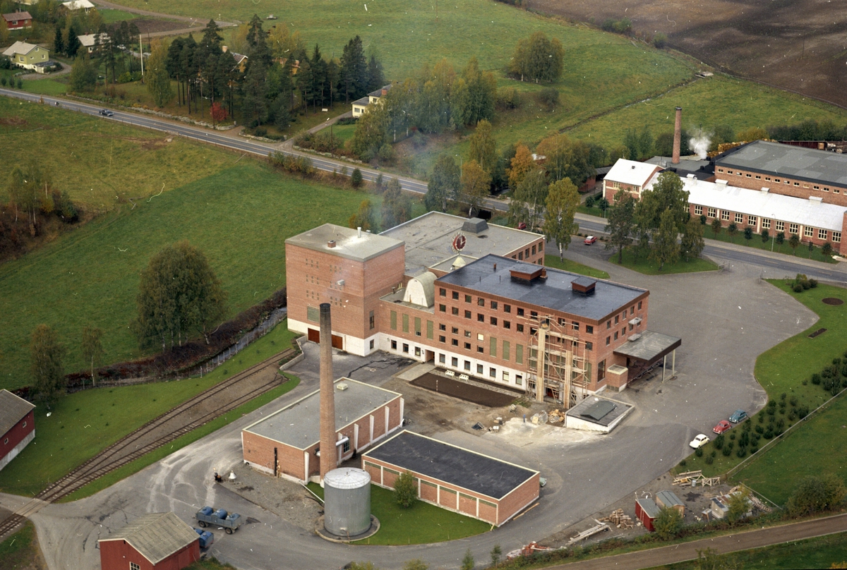 Widerøes Flyveselskap A/S, Flyfoto, Hedmark tørrmelk, Brumunddal, Ringsaker.