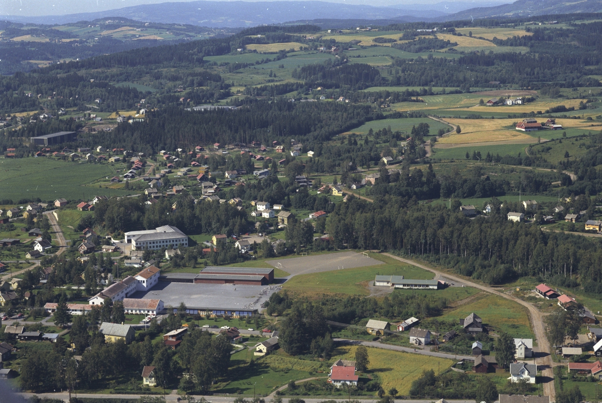 Widerøes Flyveselskap A/S, Flyfoto, Brumunddal Realskole og Gymnas, bebyggelse Veldresiden, Brumunddal, Ringsaker.