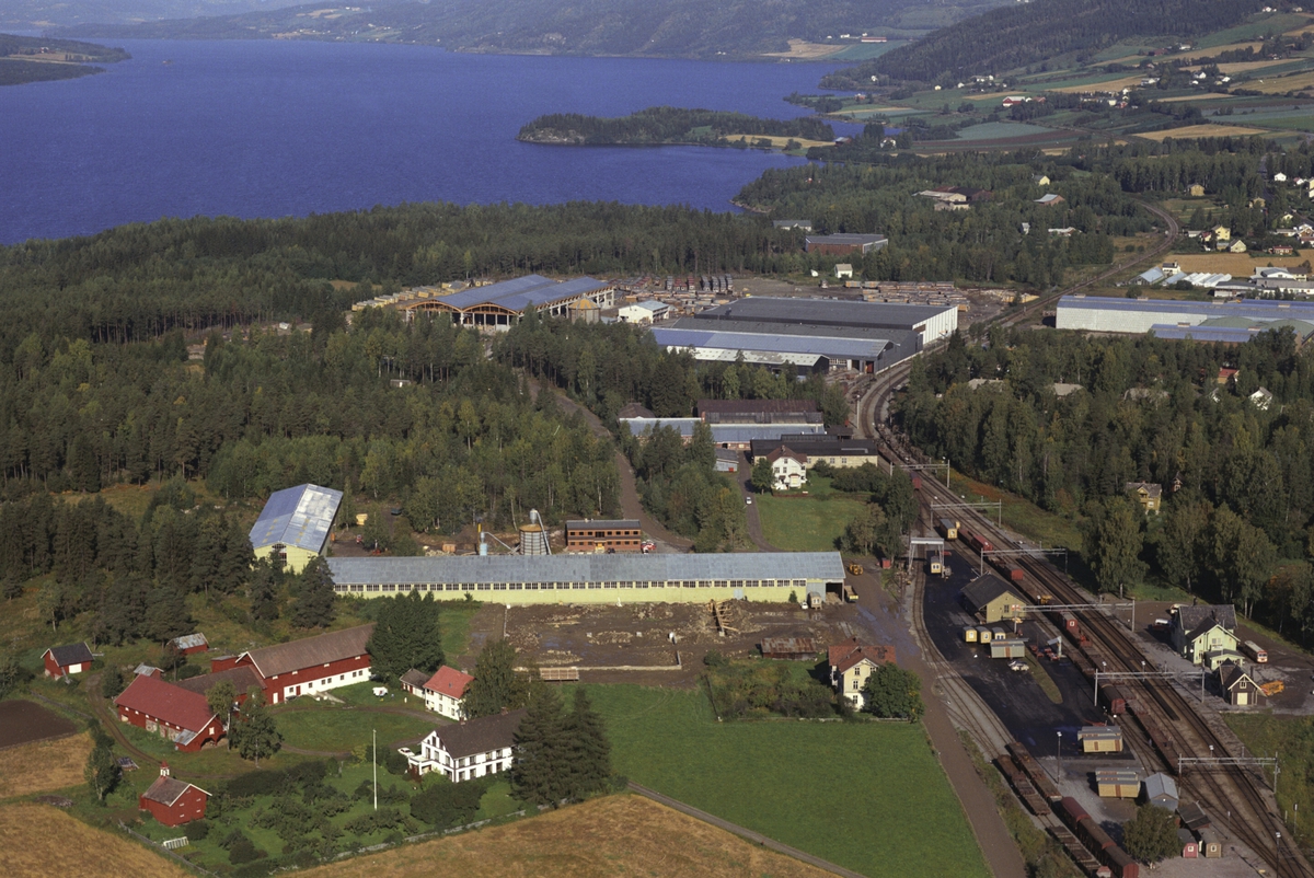 Widerøes Flyveselskap A/S, Flyfoto, Mo gård, Laminator, Moelven Limtre, Moelven Brug A/S, Ringsaker. Mobruk og Ringsakerhus i bakgrunnen.