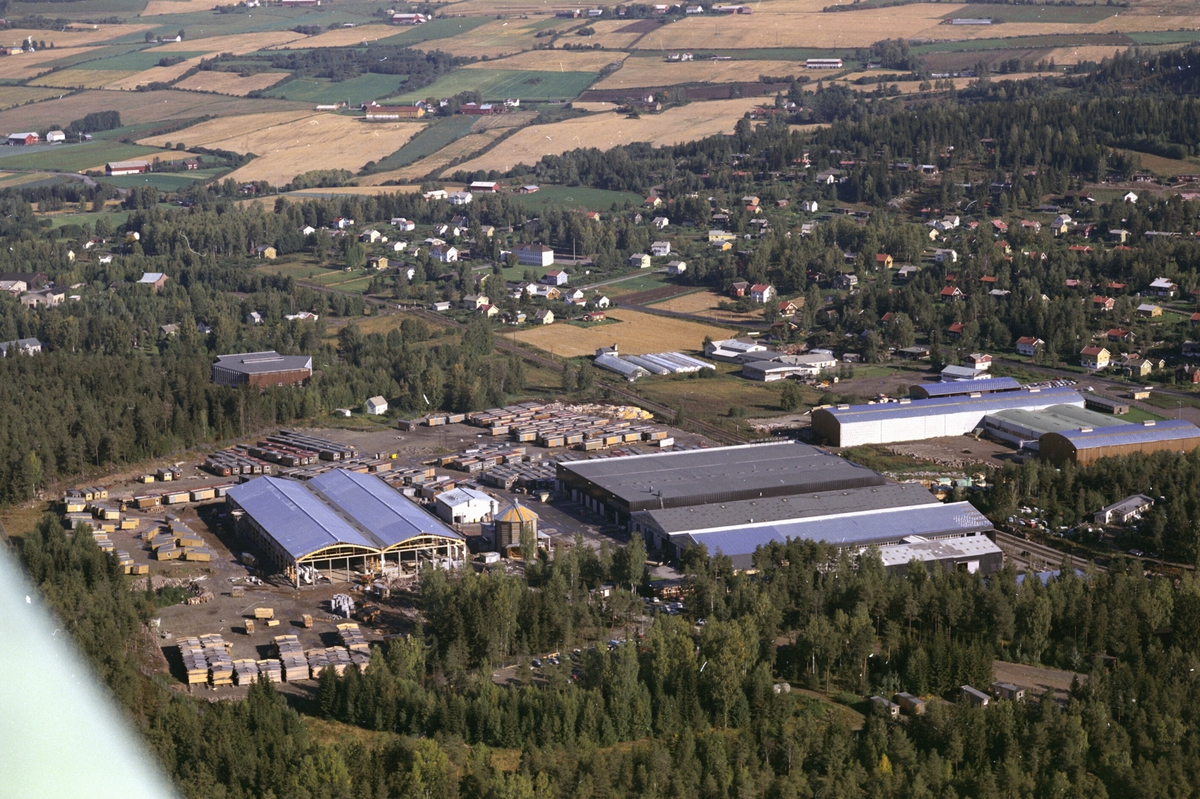 Widerøes Flyveselskap A/S, Flyfoto, Mobruk, Ringsakerhus, Moelven Brug A/S, utsikt mot Ring, Moelv, Ringsaker.