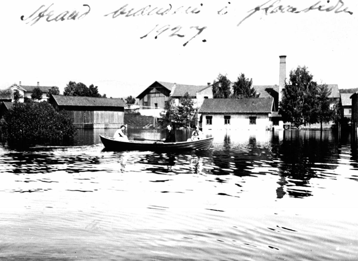 Anno Domkirkeodden, Familie i robåt, Strand brenneri, Moelv, Ringsaker. Flom i Mjøsa 1927.