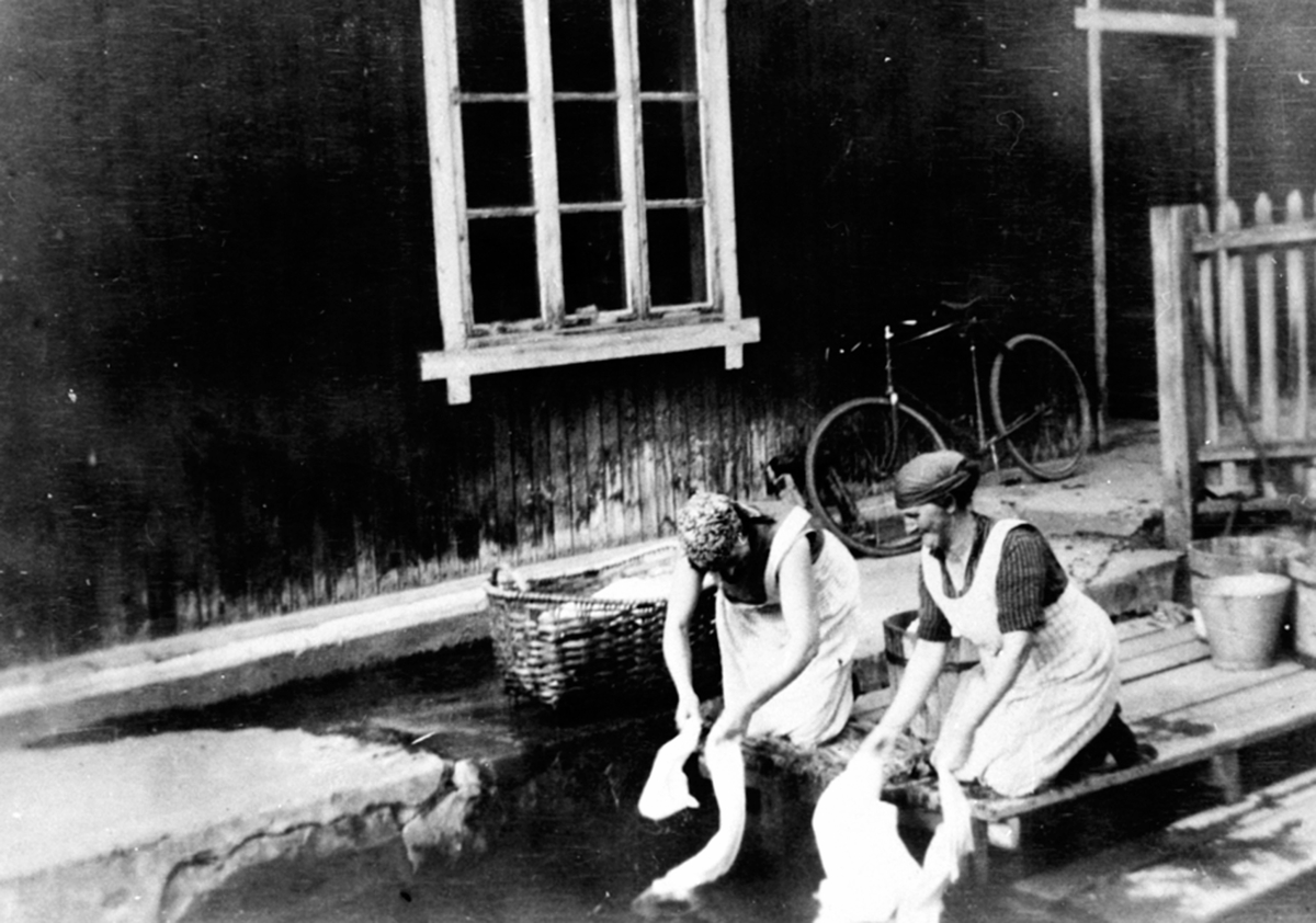 Anno Domkirkeodden, Gunvor Rudolfsen og Ingeborg Irstad skyller klær i Kvennveita ved K.Kolloens vaskehus på Finsdal, Brumunddal.