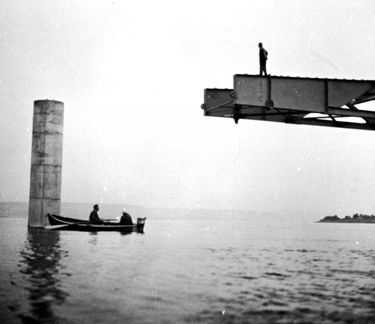 Anno Domkirkeodden, Bygging av Nes bru, stålkonstruksjon, pele, folk i båt, Mjøsa.