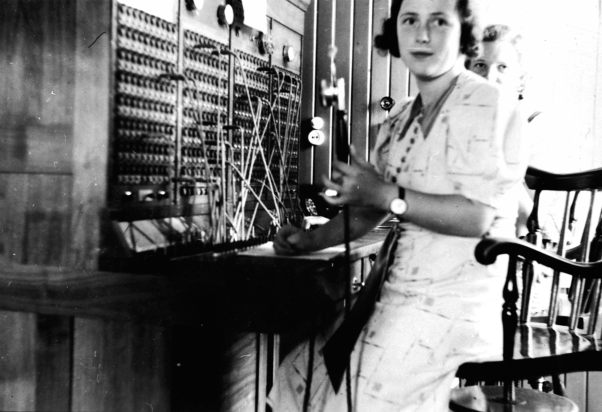 Anno Domkirkeodden, Interiør. To sentraborddamen ved Nes telefonsentral, trolig Karla Gaarum (1880-1965) og Marie Kilde 1893-1972.