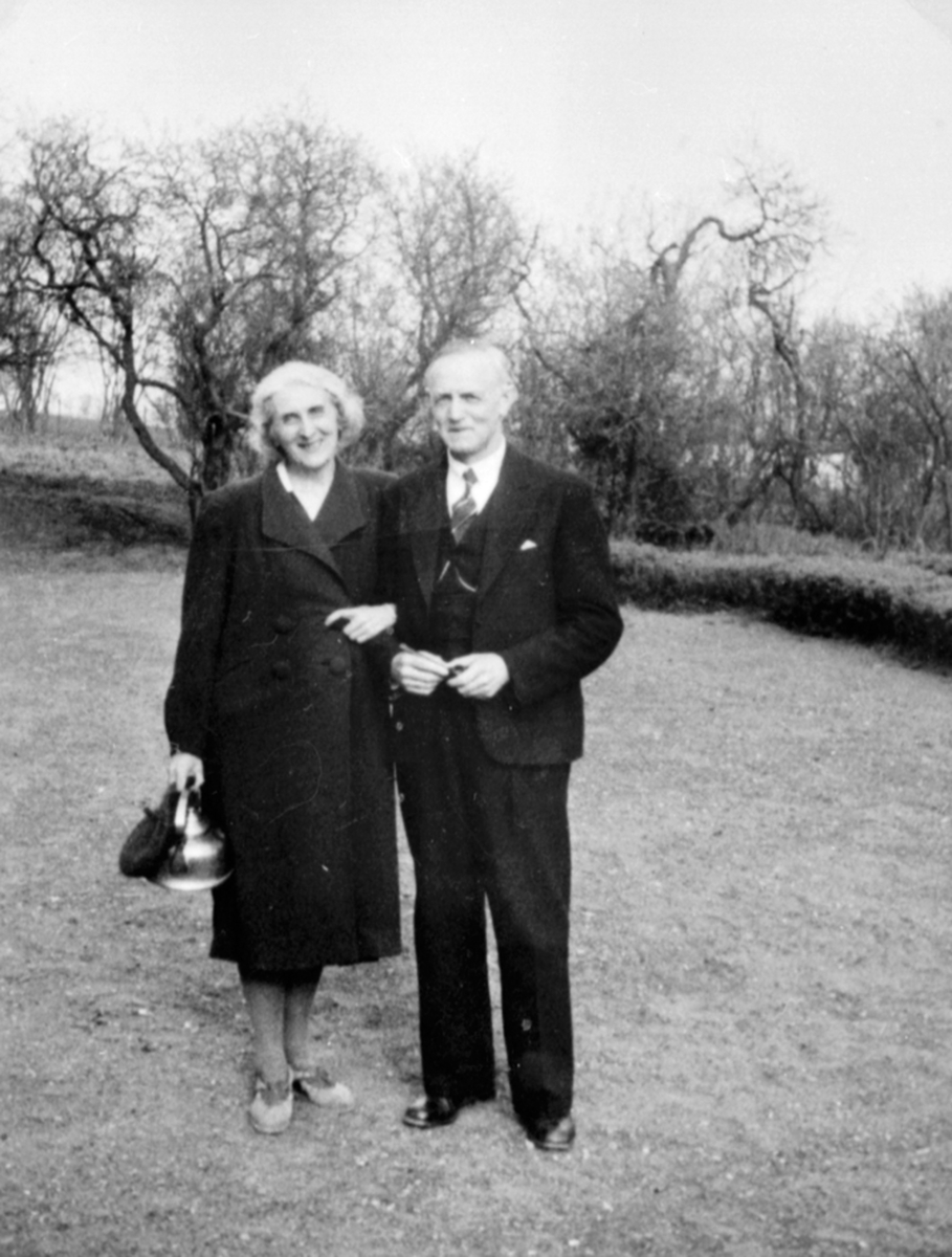 Anno Domkirkeodden, Julie Krohn-Hansen og biskop i Hålogaland Wollert Krohn-Hansen på Hovelsrud, Helgøya der mange prester var forvist under krigen. Fra fredsdagene i mai 1945.