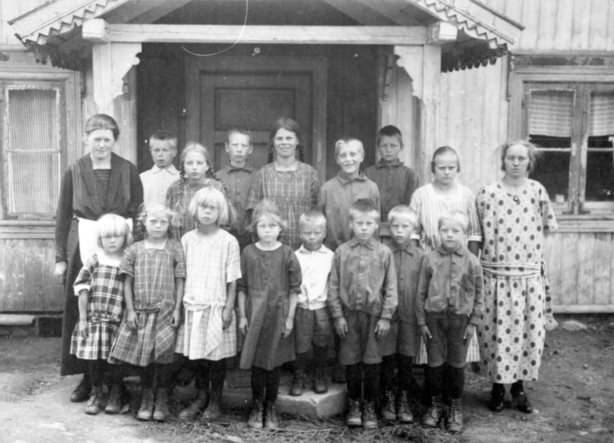 Anno Domkirkeodden, 15 barn og 2 pleier ved Hagen barnehjem, Vedlre, Ringsaker. Agnes Tajet i midten med fletter