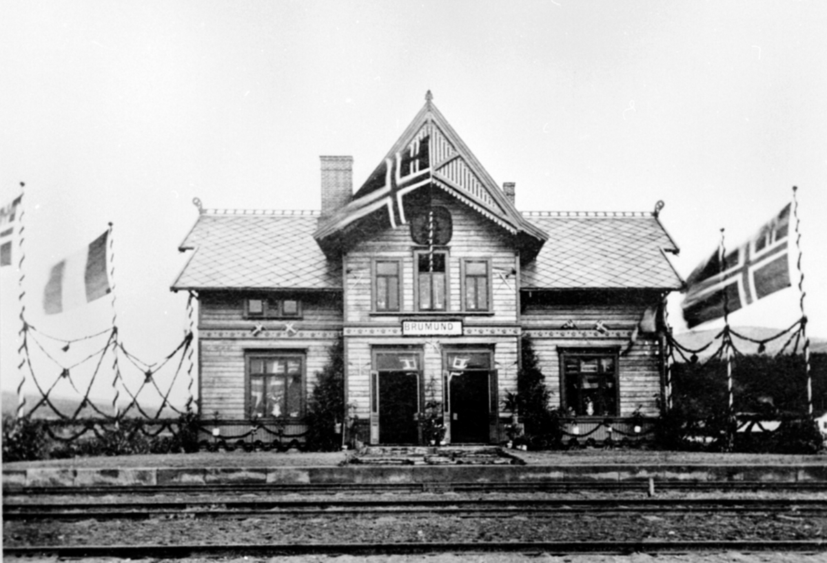 Anno Domkirkeodden, Eksteriør, Brumunddal jernbanestasjon, åpningsdagen 1894, pyntet stasjon med unionsflagg, merk navnet er Brumund.