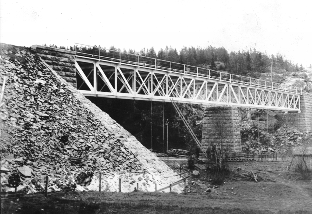 Anno Domkirkeodden, Jernbaneutbygging. Jernbanebrua over Moelva begynner å bli ferdig. Brufundament, stålkonstruksjon. Ringsaker.