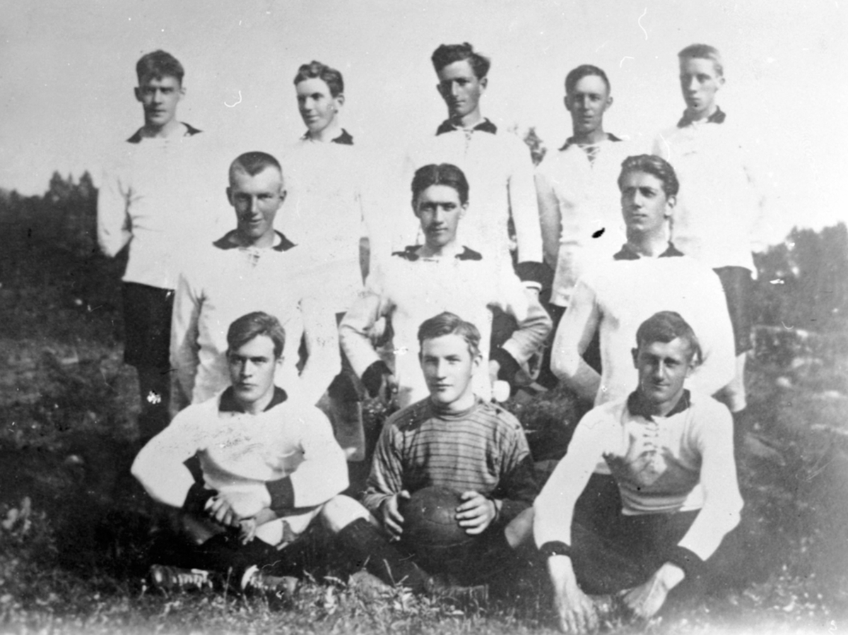 Anno Domkirkeodden, Kretsmestere 1920, fotballag, Fram. Foran venstre er Birger Bekkevold, Torbjørn Hogstad, August Hansen. Midten er Ingvar Dobloug, Aksel Nilsen, Johansen. Bak er Alf Bekkevold, M. Sveen, Harald Hansen, Arnt Framnes, Helmer Bergaust, Brumunddal.