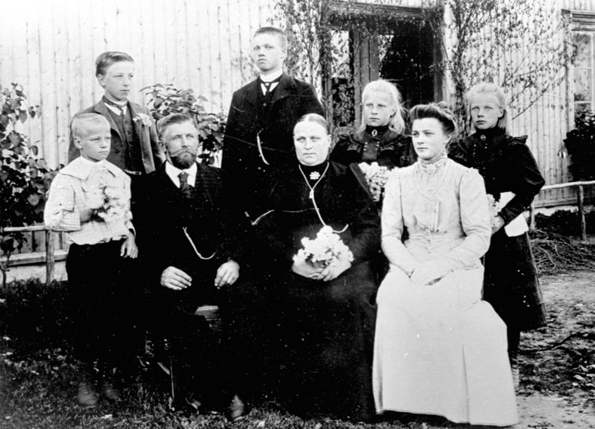 Anno Domkirkeodden, Familen Stordahl. Foran fra venstre er Jørgen f.1899, Bernt f.1855, Ingeborg f.1859, Agnette f.1889. Bak er Hans f.1893, Kristian f.1891, Gunda f.1895, Borghild f.1897. Ånnerud, Veldre, Ringsaker.