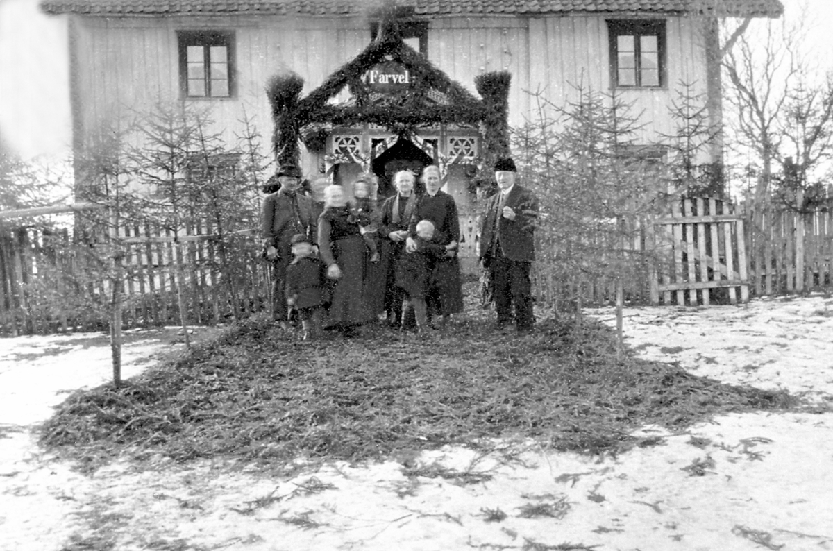 Anno Domkirkeodden, Begravelse Granerudstranden, østre Strand, portal av granbar. Bak til venstre er Hans Solli. Foran fra venstre er Bjarne Haave, Ingeborg Gundersen, Ingeborg Haave, Massi Houmb. Foran Bjarne Haave er mor Gunda Haave, til høyre er Knut Granerud Gundersen.