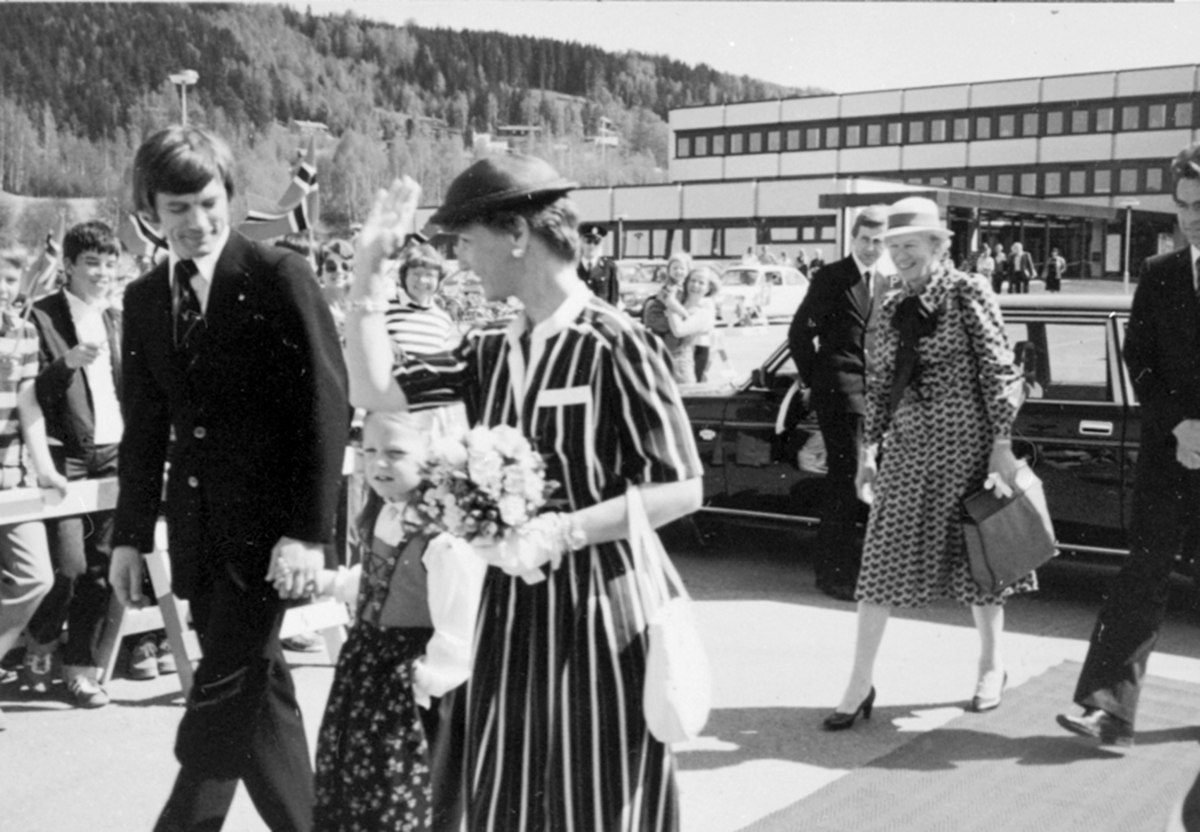 Anno Domkirkeodden, Kronprinsesse Sonja åpnet Stabburet, Noras nye kjøttavdeling i Brumunddal. Mye folk og biler.