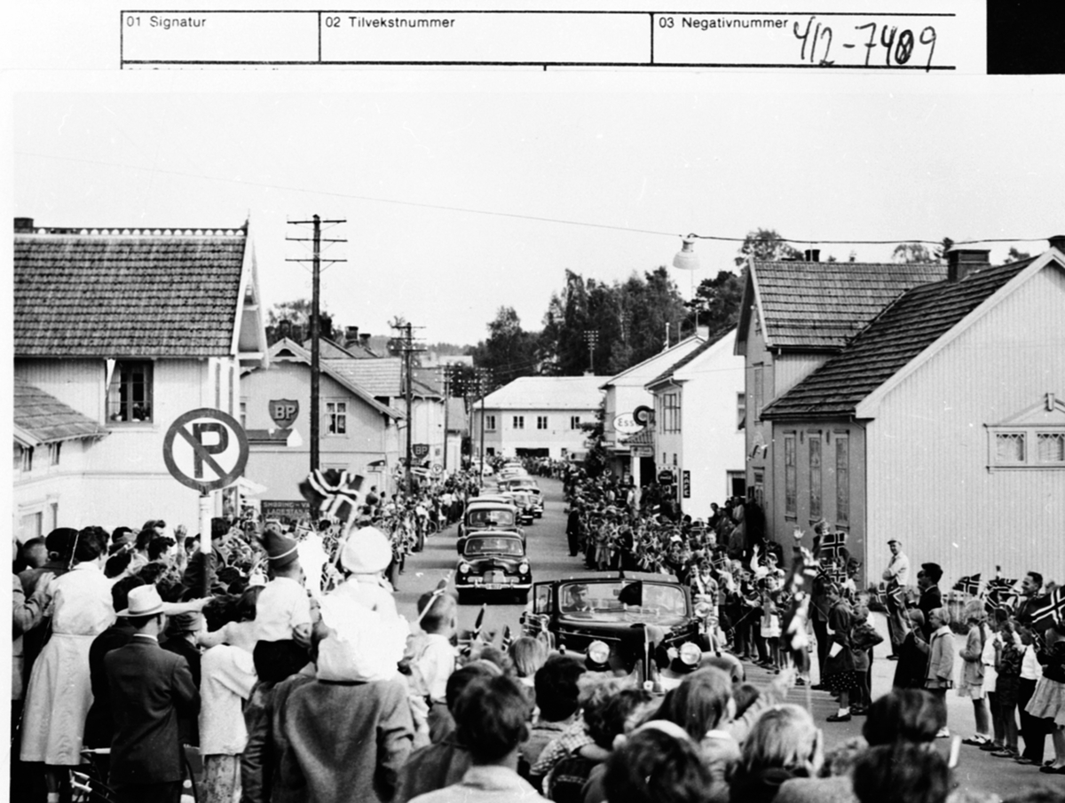 Anno Domkirkeodden, H. M. K. Kong Olav 5 og prinsesse Astrids bilkortesje gjennom Brumunddal. Signingsferd Oslo-Trondhjem, 16.juni 1958.
