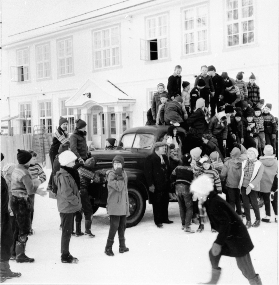Anno Domkirkeodden, Vannkjøring med lastebil til Mørkved skole, Brumunddal. Elever på bilen.