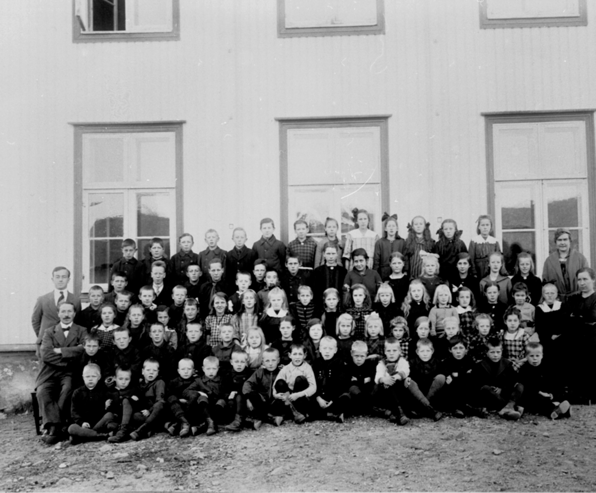 Anno Domkirkeodden, Elever og lærere ved Mørkved skole, Brumunddal.