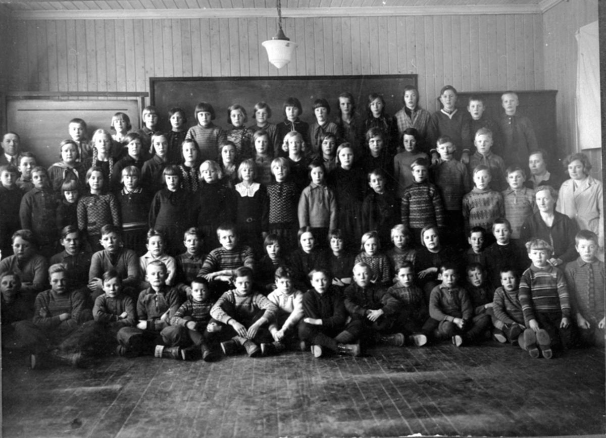 Anno Domkirkeodden, Elever og lærere ved Mørkved skole, Brumunddal. Lærere, Nils Nyhus, Agnes Apeland, Bjøntegården.