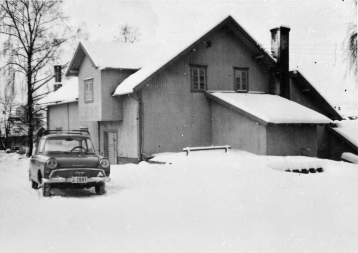 Anno Domkirkeodden, Eksteriør, Buttekvern mølle, Brumunddal, bil, DKV junior ca. 1960-65 modell, D-2697, vinter.