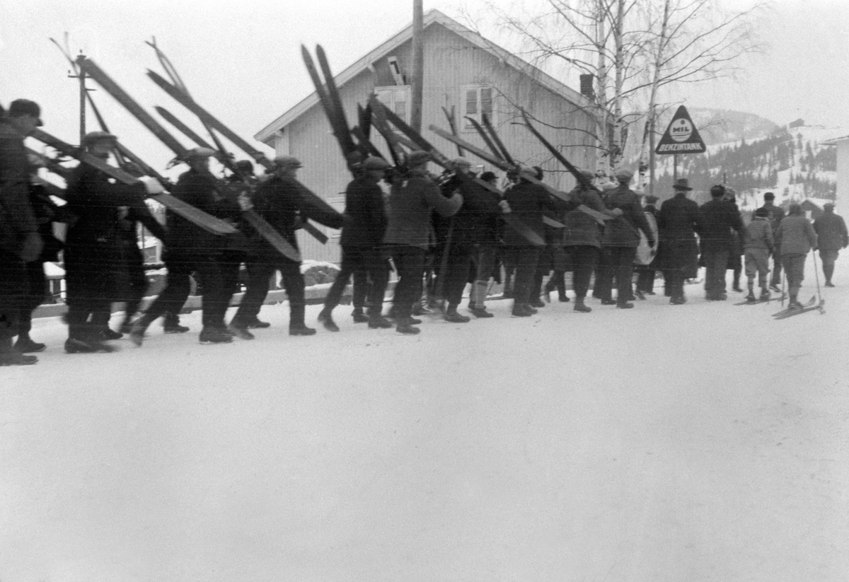 Anno Domkirkeodden, Gubbeskirenn, menn bærer på ski, marsjerer ved kvernveita, Buttekvern mølle, Brumunddal.