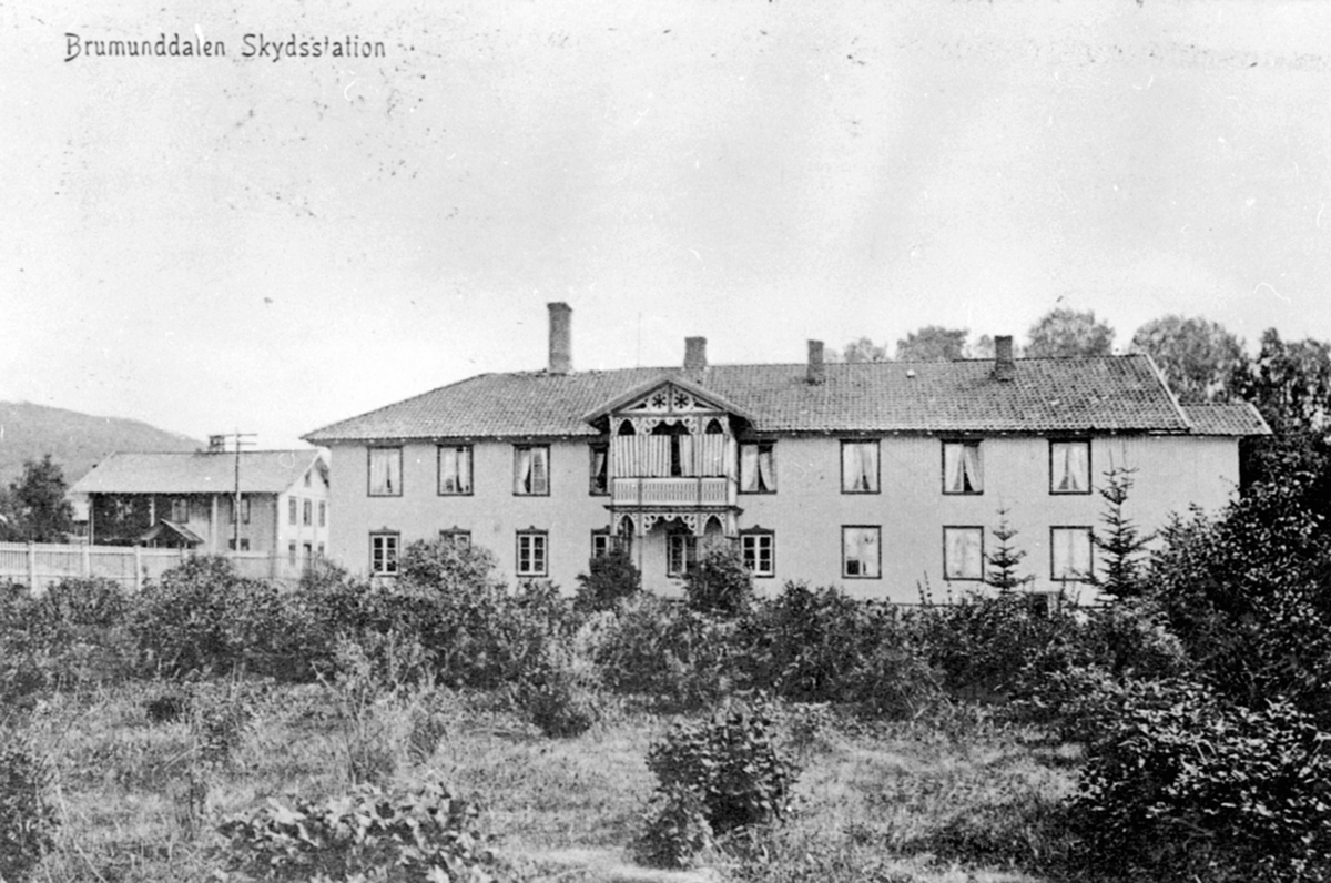Anno Domkirkeodden, Eksteriør, Brumunddal hotell, skysstasjon, Øverbakken.