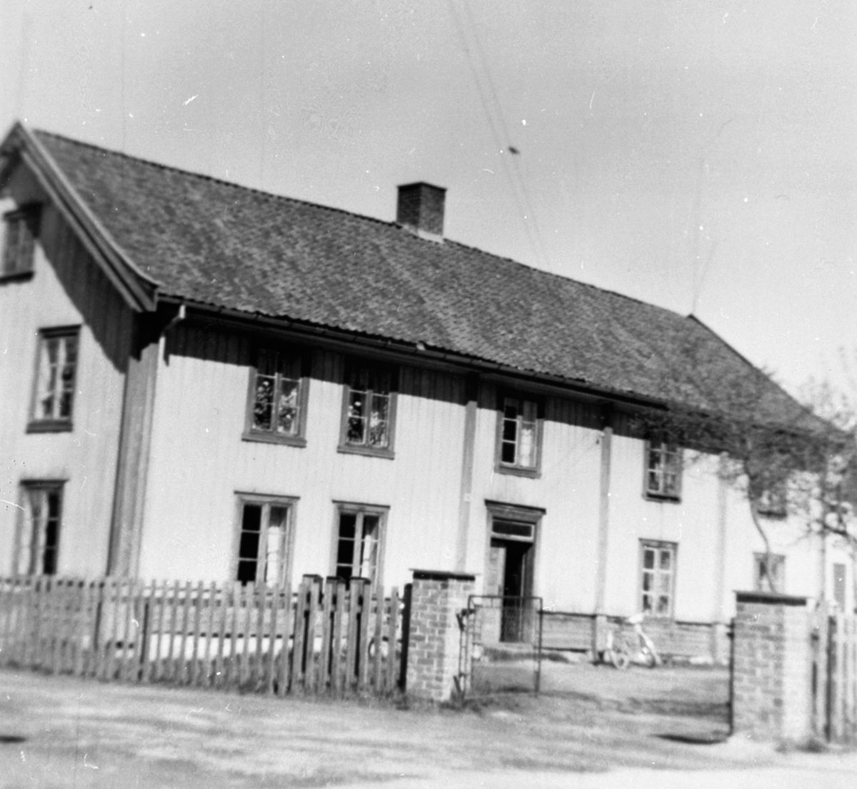 Anno Domkirkeodden, Eksteriør, Bakkengården, hovedbygning på Bakken, Gamlegata, Brumunddal.