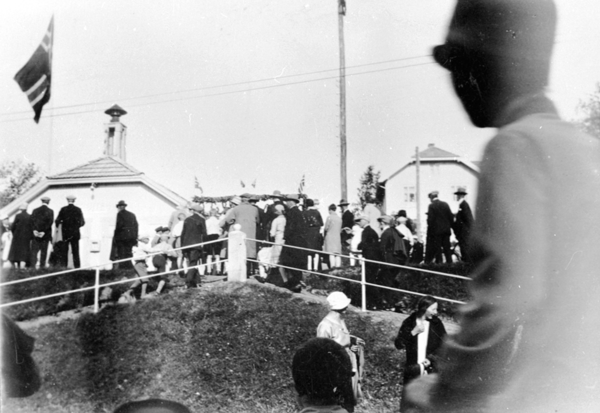 Anno Domkirkeodden, 17. mai, Brannstasjonen sprøytehuset, Møllerbakken, mye folk med flagg, Gamlegata, Brumunddal.