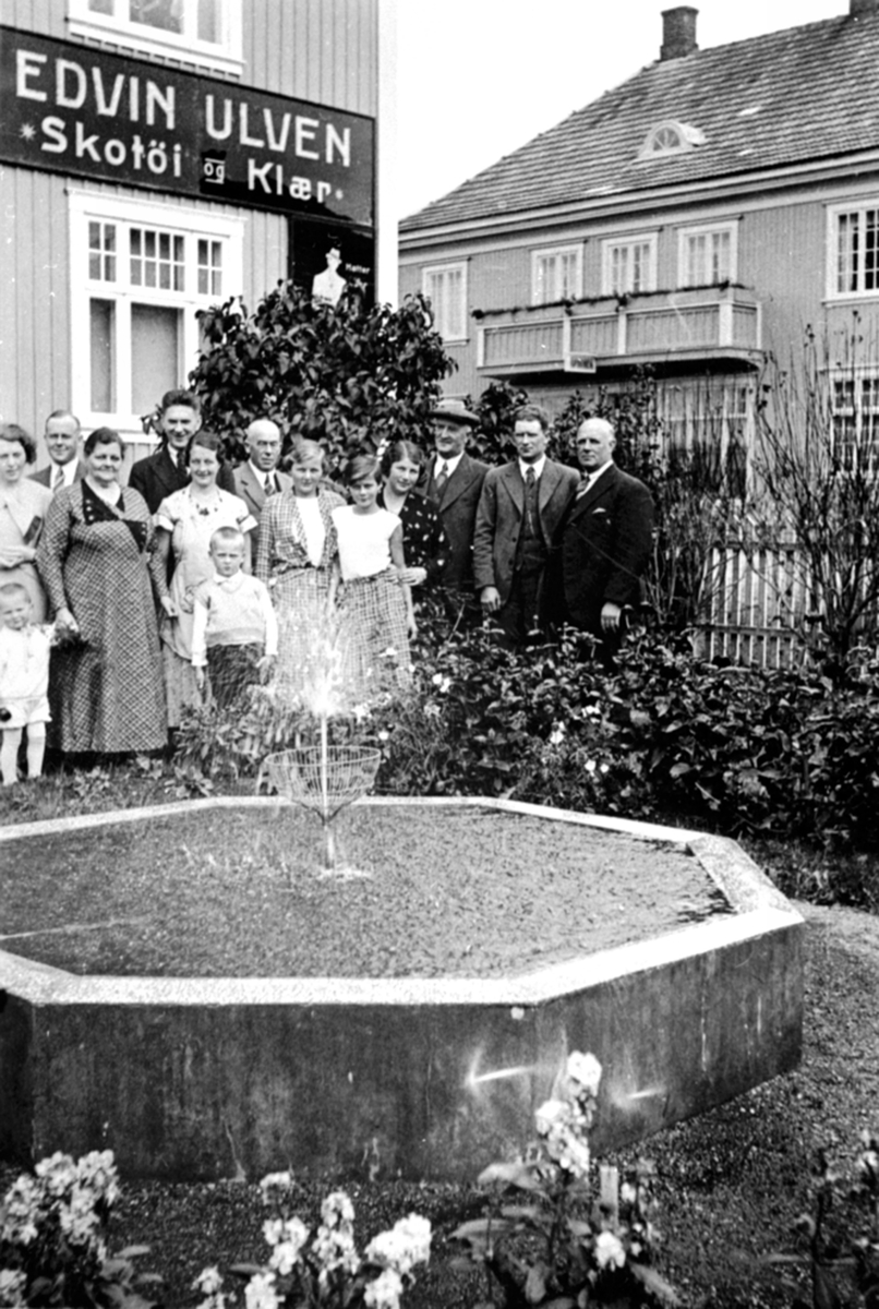 Anno Domkirkeodden, Familiene Ulven og Borg. Huset er Volla i Nygata, Brumunddal. Vannfontene.