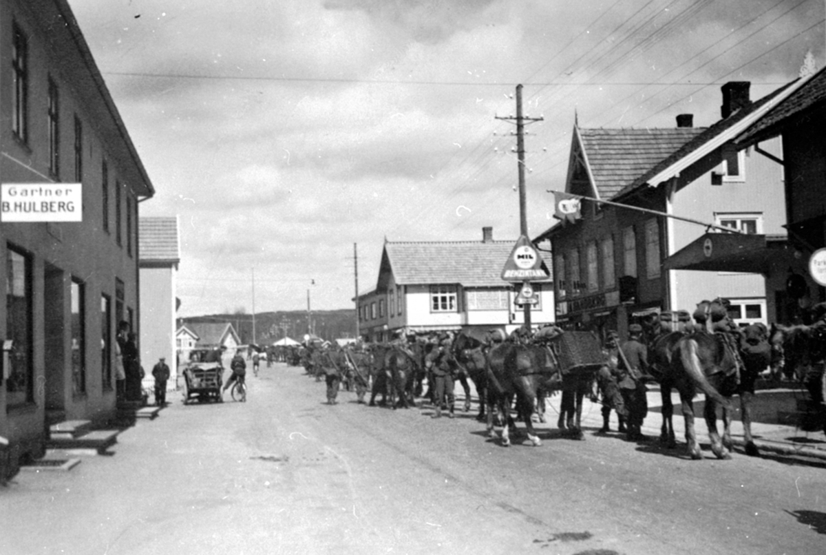 Anno Domkirkeodden, Krigen 1940. Tyske soldater fra kavaliri tar pause i Furnesvegen i Brumunddal. Mange hester.