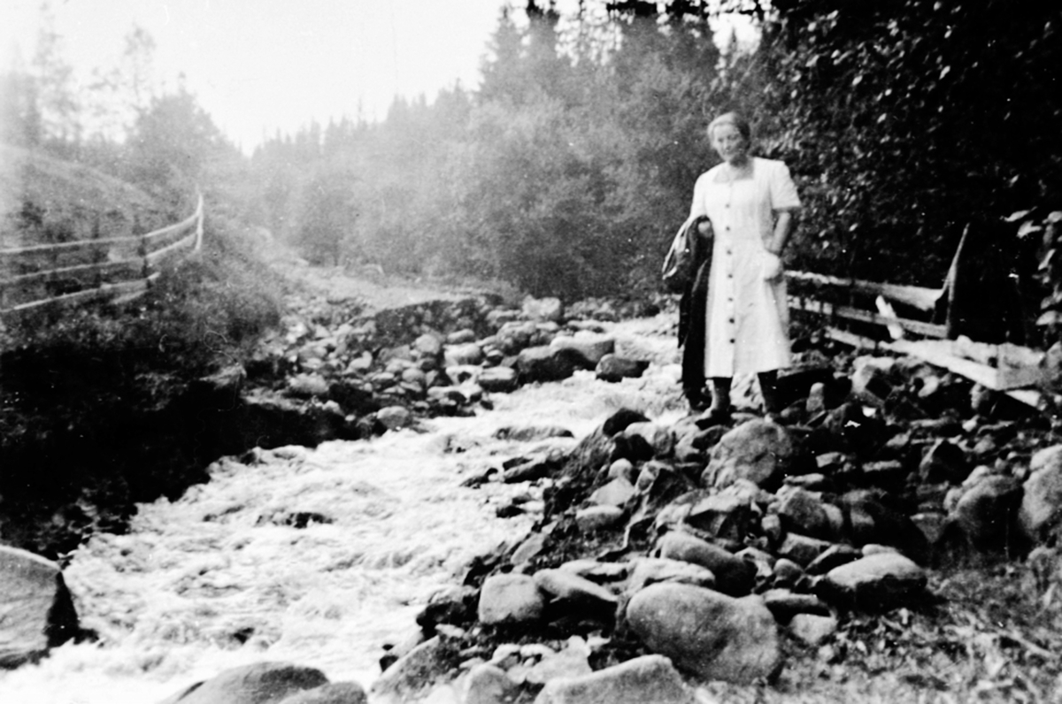 Anno Domkirkeodden, Flom i Brumunda i 1939, dame ved elvebredden.