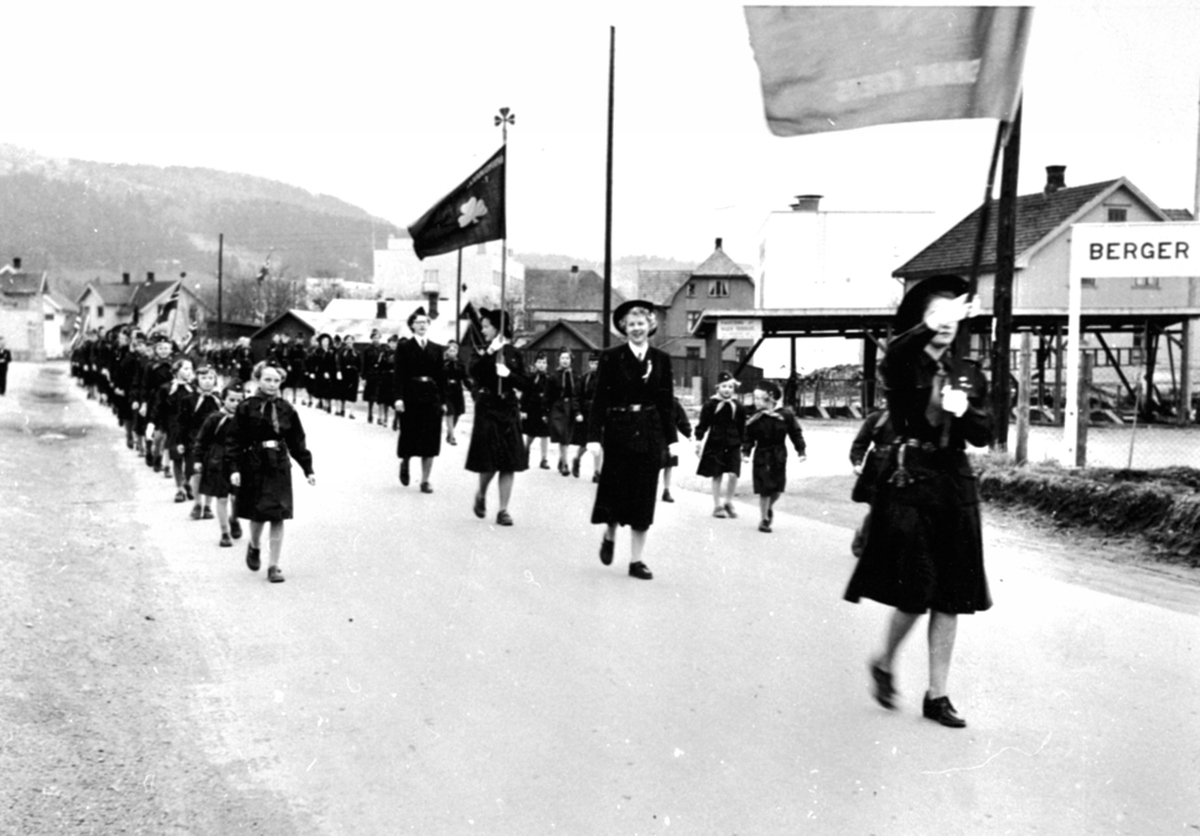 Anno Domkirkeodden, 17. mai. Speidertog med fane, Ringsakervegen, Brumunddal.