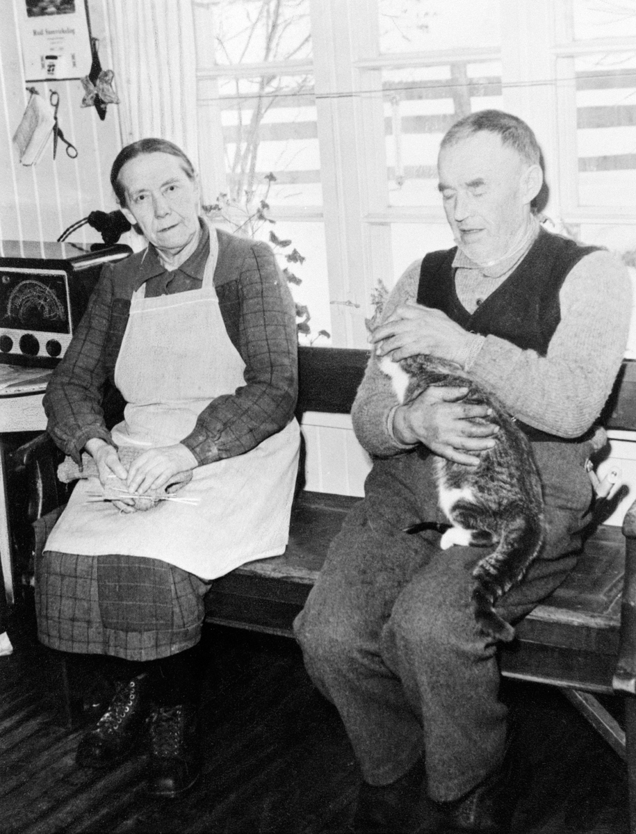Anno Domkirkeodden, Julie og Olaf Prøysen, foreldrene til Alf Prøysen i Prøysenstua, Rudshøgda, Ringsaker. Slagbenk, radio.