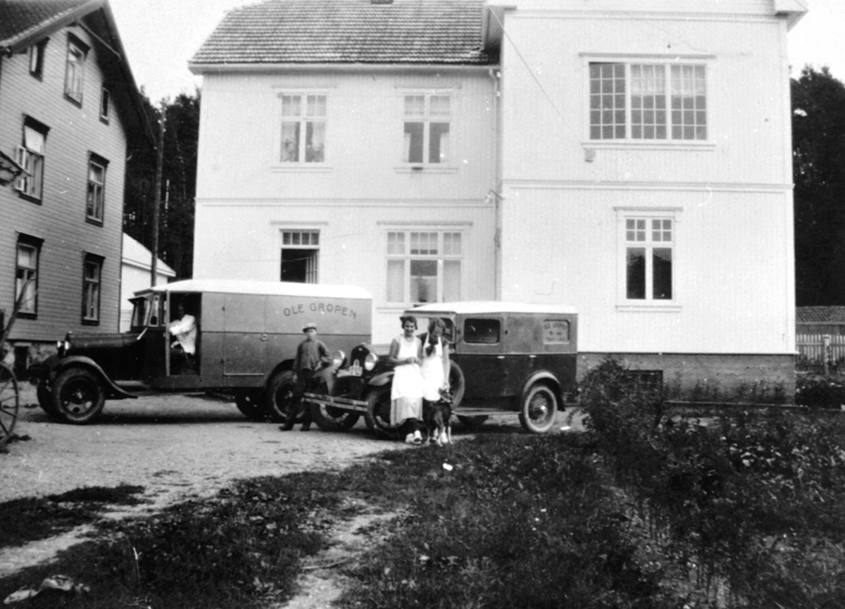 Anno Domkirkeodden, 2 fiskebiler i bakgården til fiskehandler Ole Gropen, Heimdal nedre, Gamlegata 12, Brumunddal. Fra venstre er Ford AA 1928-29 modell bygd på lastebilunderstell. Ford A 1928-31 modell bygd på personbilunderstell, D-521.