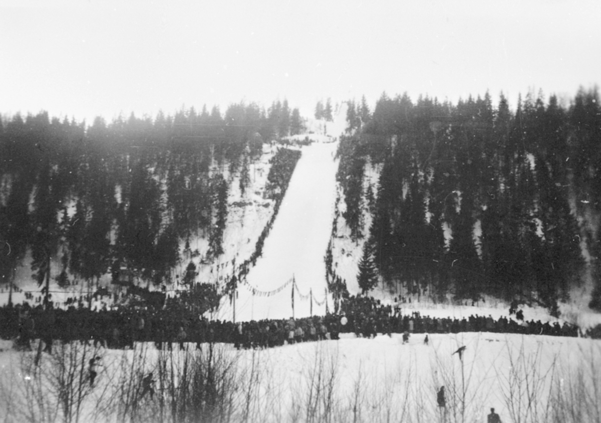 Anno Domkirkeodden, Hoppbakke, Frambakken, mye folk, idrettslaget Fram, Brumunddal.