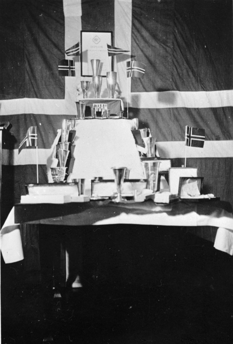 Anno Domkirkeodden, Årsmøte 1938, premiebord, premiesamlimg, pokaler, idrettslaget Framm, Premiesamling, pokaler, premiebord.