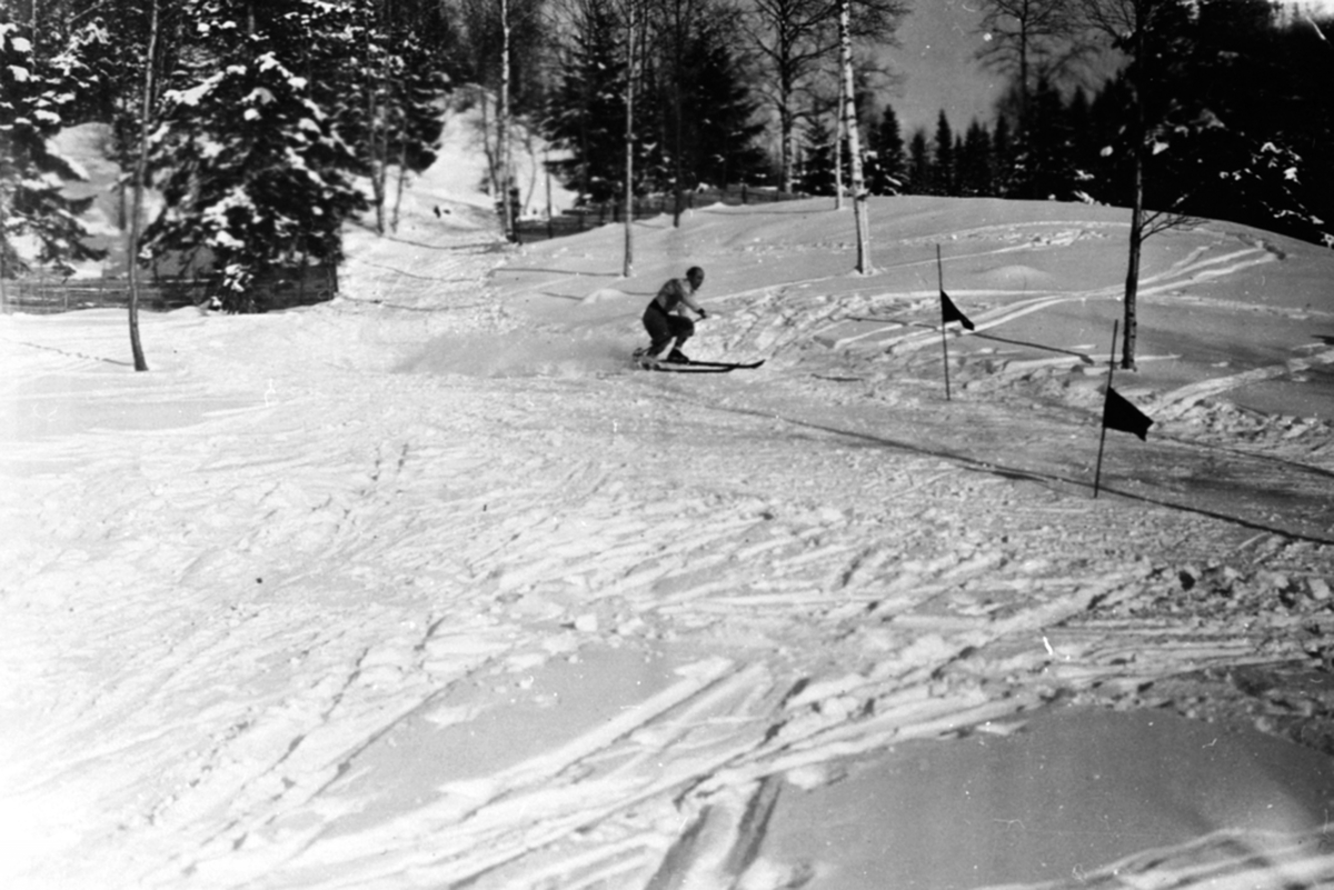 Anno Domkirkeodden, Slalomkjører i bakken, slalomrenn, 1300 meters løype ved Hangenholen Brumunddal. Kristian Aas stakk løypa og tråkket bakken.