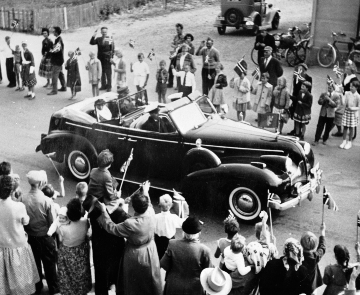 Anno Domkirkeodden, H. M. Kong Olav V og prinsess Astrid, signingsferd i bil, Buick roadmaster 1939, Furnesvegen, Brumunddal.