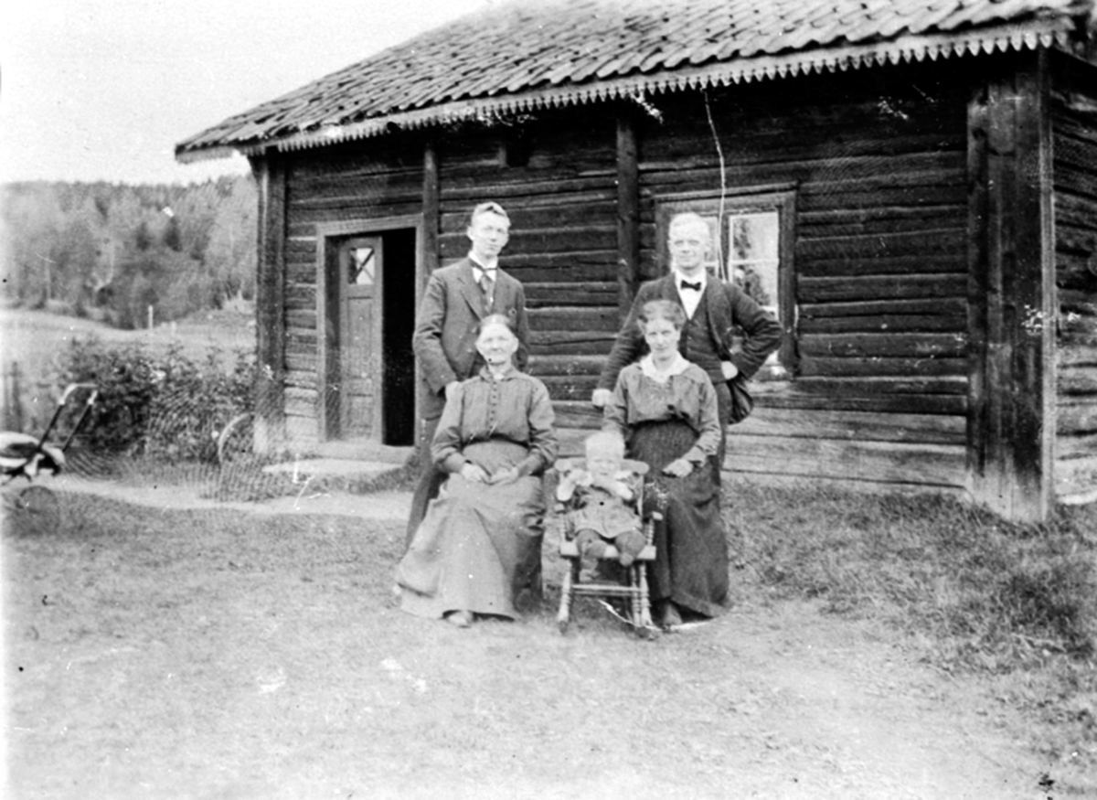 Anno Domkirkeodden, Voksne og barn foran plassen Snippen i Knippa. Fra venstre er Syverine Solberg, Signe Solberg, Olga Solberg. Bak er Ole Solberg f.1896, Kristian Solberg f. 1893.