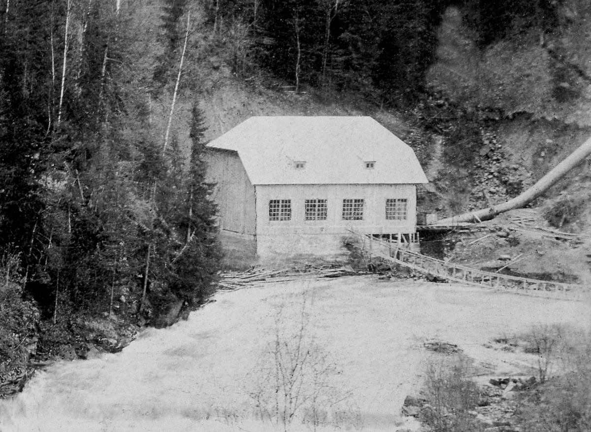 Anno Domkirkeodden, Brumunddal ullvarefabrikk, fra venstre er fargeri, veveri, spinneri. Helmer Husebyes elektrisitetsverk til høyre.