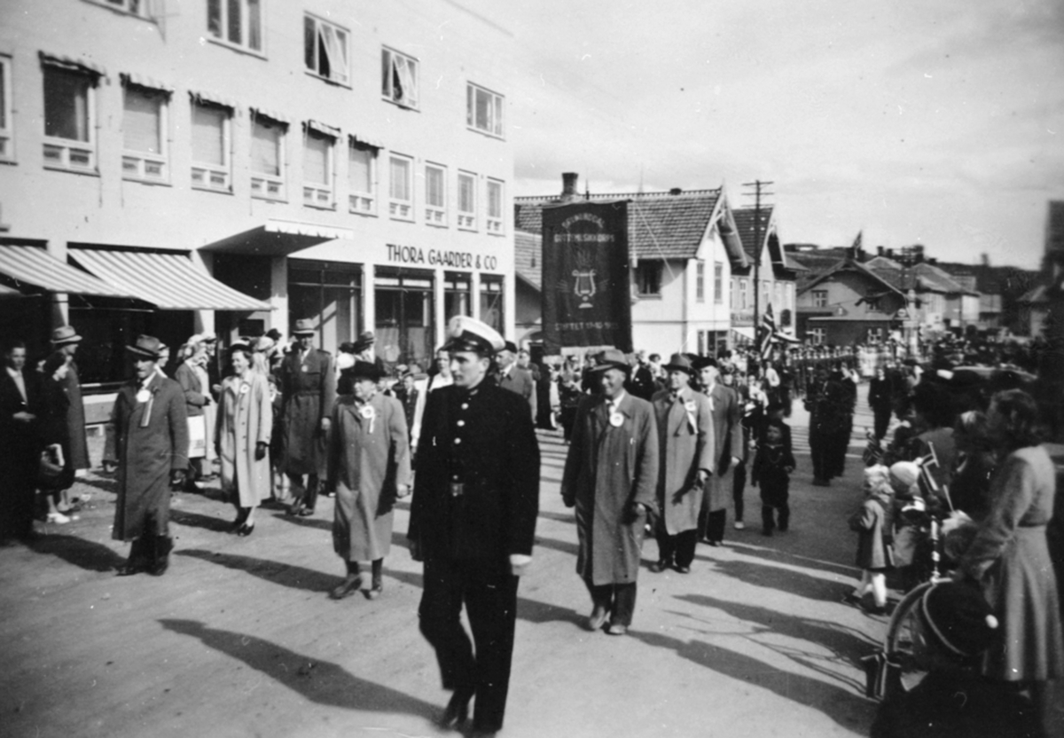 Anno Domkirkeodden, 1. maitog, Furnesvegen, Brumunddal. Lensmann Arne Dolva foran fane.