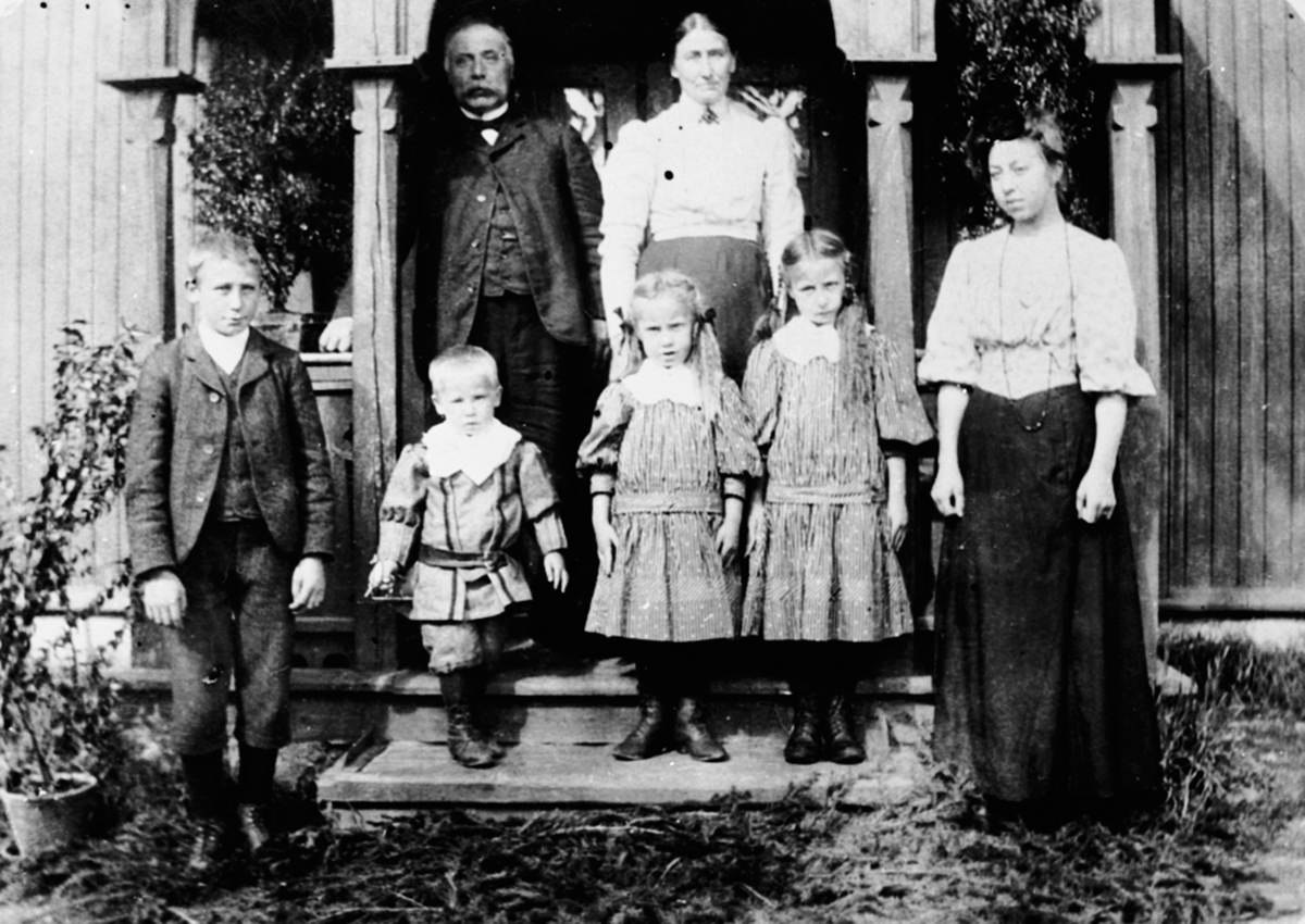 Anno Domkirkeodden, Familie Larsen Nybakken øvre, Kongsvegen 11, Brumunddal. Fra venstre er Martinus, Olai, Lina, Agnes, Martha. Bak er Ole og Oline.