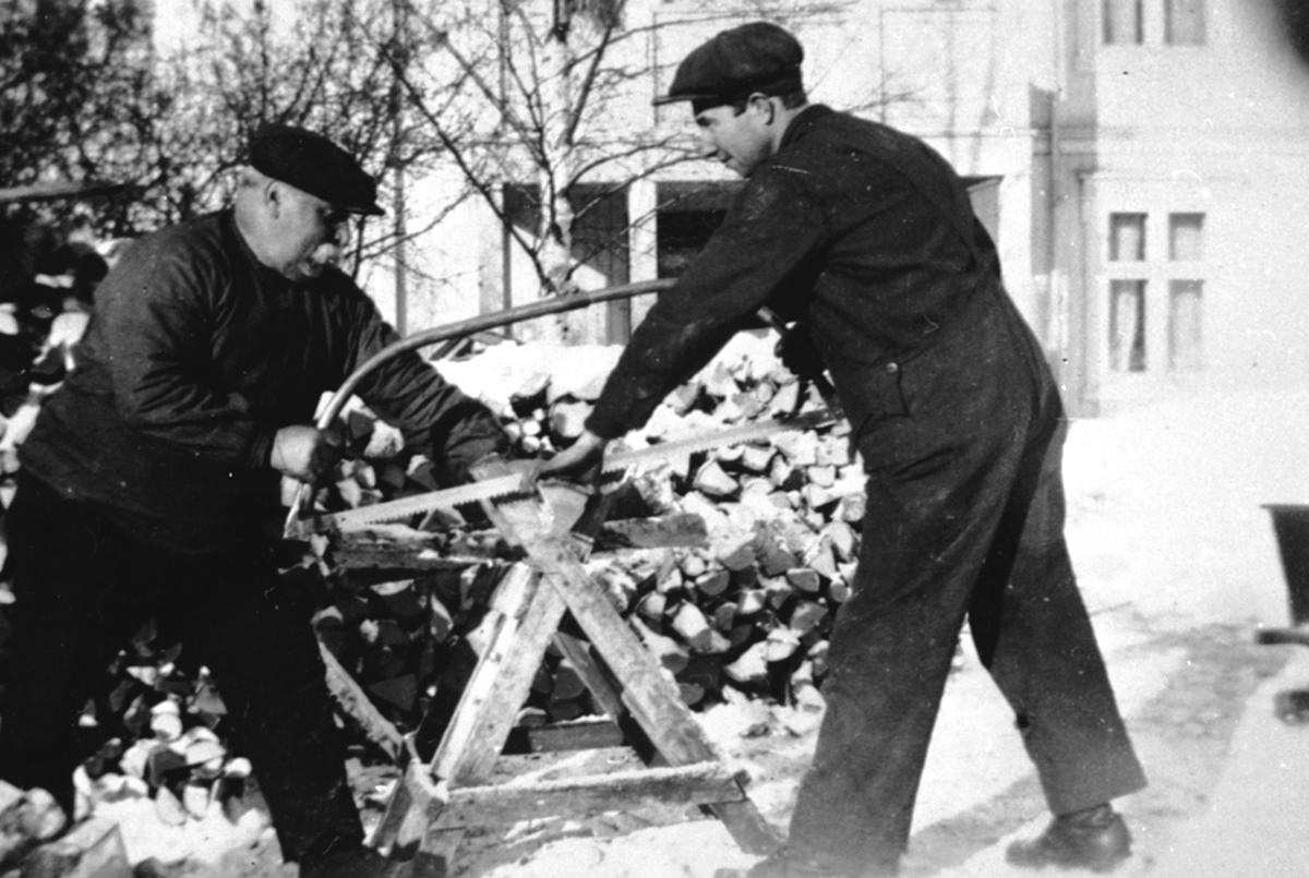Anno Domkirkeodden, 2 menn sager vinterved, sagkrakk. Fra venstre er Ole Larsen, Martinus Larsen, Brumunddal.