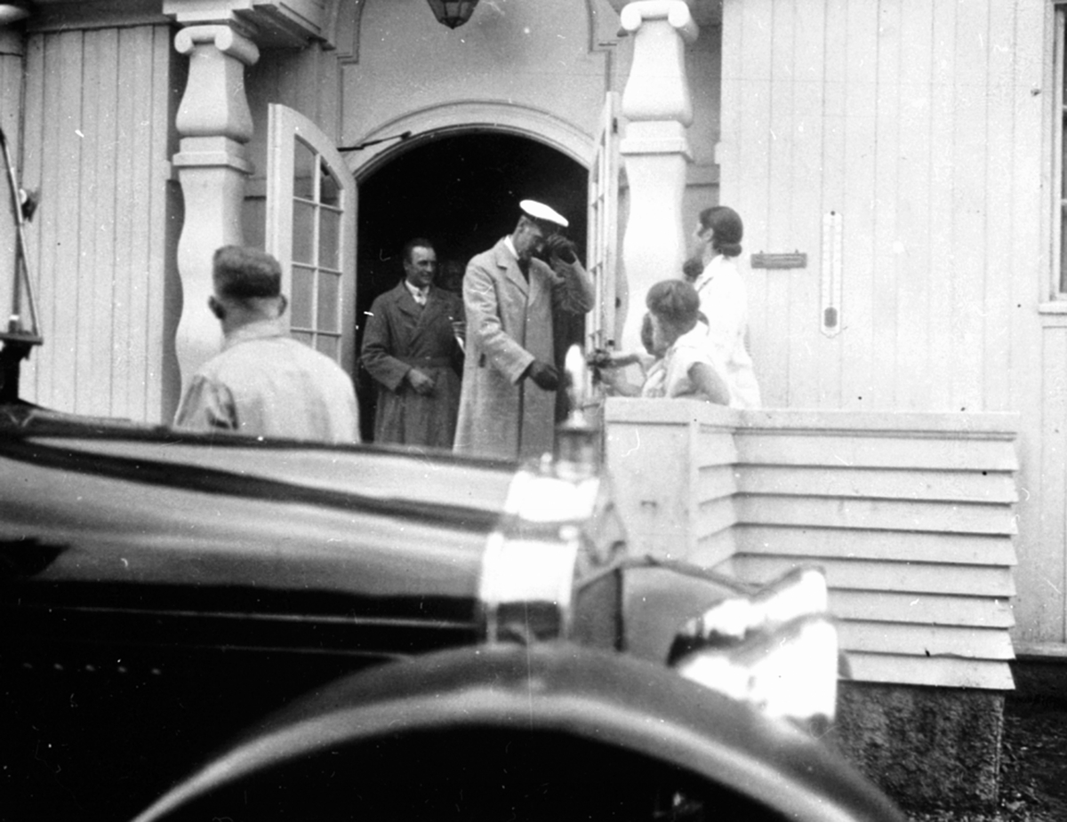 Anno Domkirkeodden, H. M. Kong Haakon 7, kronprins Olav på Høsbjør turisthotell i 1927. Bil i forgrunn trolig en Minerva 1913 modell. Furnes, Ringsaker.