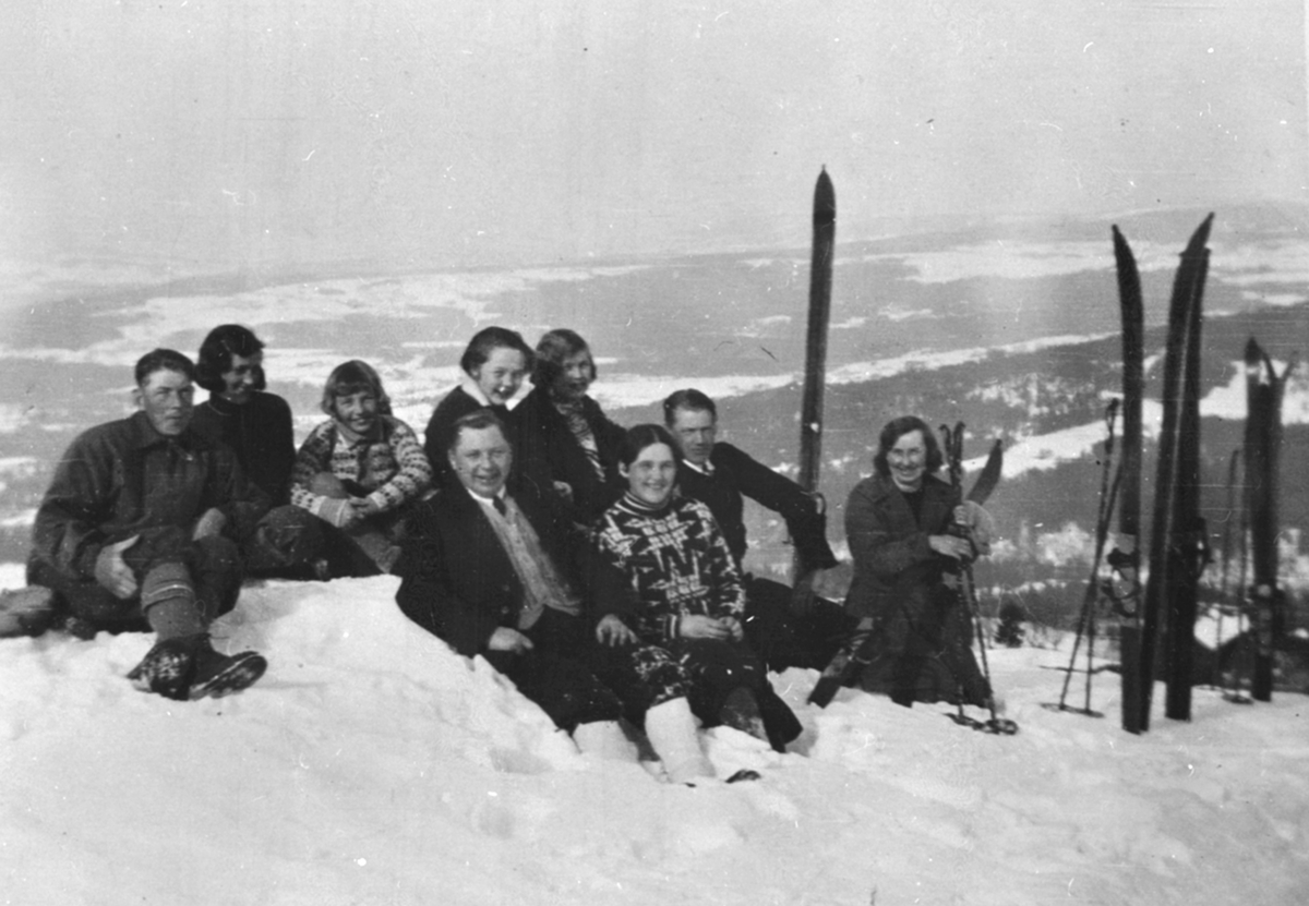 Anno Domkirkeodden, 9 ungdommer på skitur, Hangenholshøgda, Brumunddal.