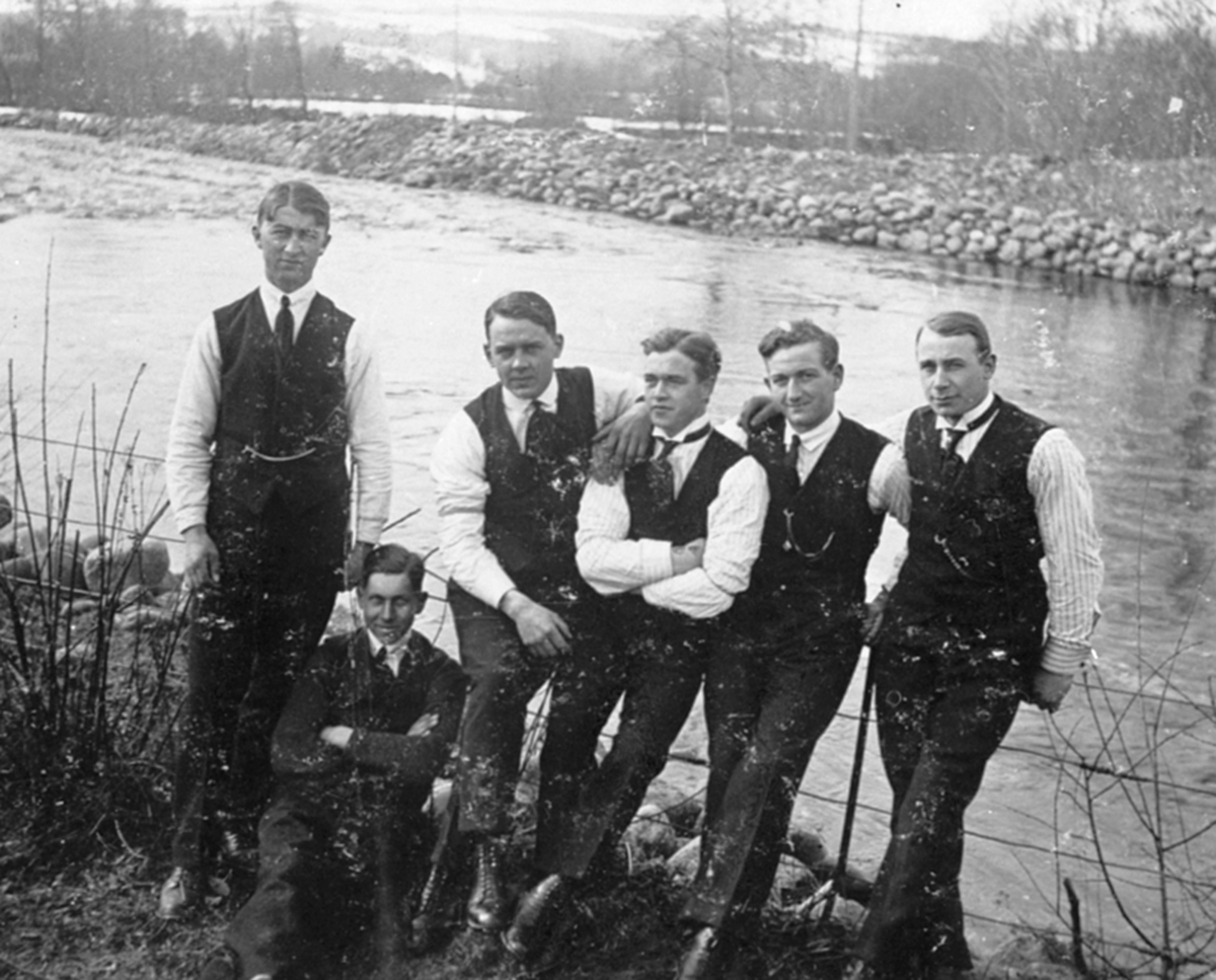 Anno Domkirkeodden, 6 unge menn oppstillt ved Brumunda. Fra venstre er Martinus Olsen, Hans Holter, Wilberg, Birger Bækkevold, Harald Hansen, Marthinus Larsen, Brumunddal.