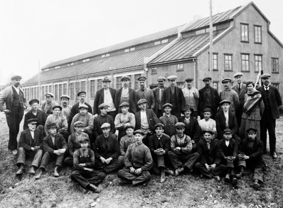 Anno Domkirkeodden, Stor gruppe arbeidere, Globus Maskinfabrikk, Brumunddal. Set dublett 0412-17274 for navn.