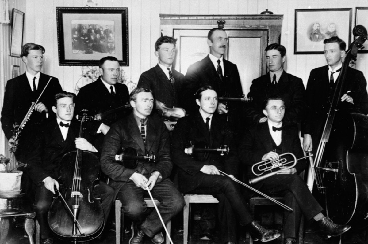 Anno Domkirkeodden, Musikere, Brumunddal strykeorkester, Brumunddal orkesterforening, interiør, Brumunddal Hotell.