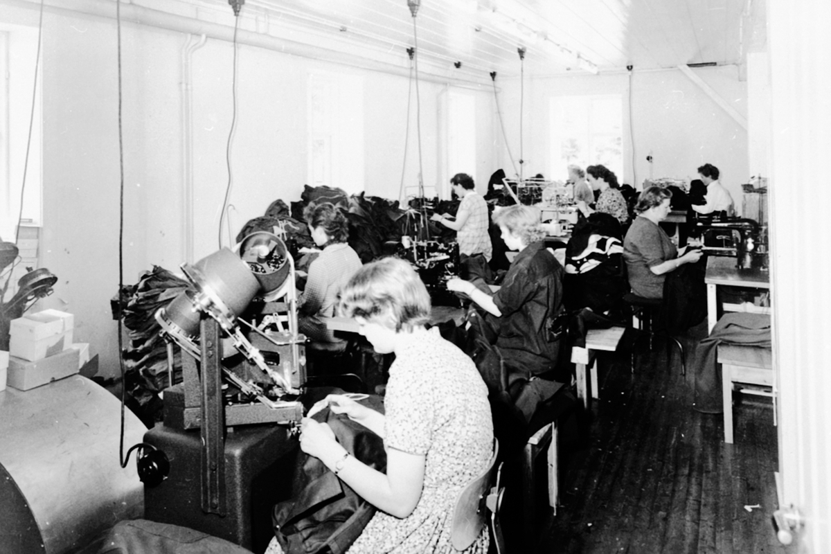 Anno Domkirkeodden, Interiør, Brumunddal konfeksjonsfabrikk, A/S Ajak fabrikker, sømavdelingen. 8 damer ved symaskiner.